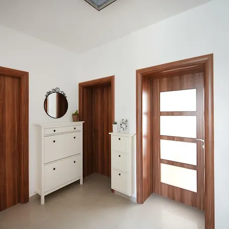 Monika アパート ザダル